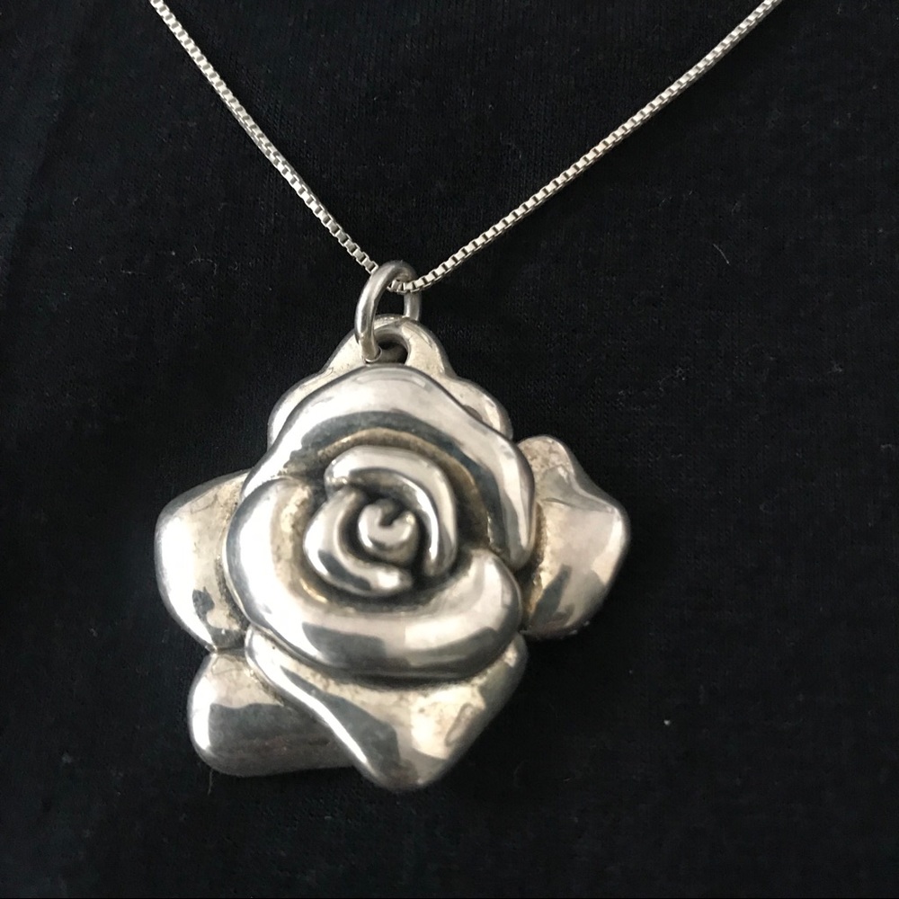 Beautiful 925 Sterling Silver Rose Necklace